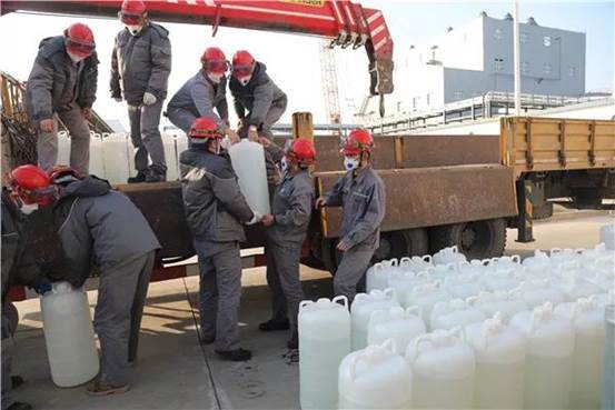 3118云顶集团纺织集团干部员工加班加点生产消毒品原液 （李明杰 摄）