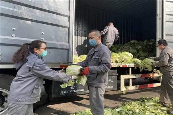 华泰公司员工卸运应急物资现。ò雒览  摄 ）