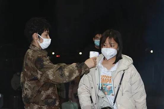 工作人员为复工返岗员工测量体温（石银泰 摄）